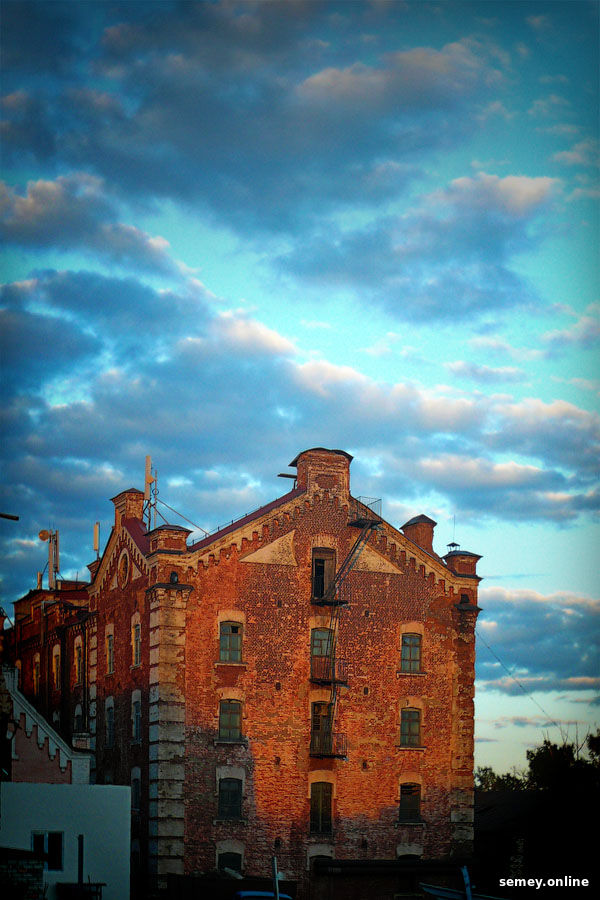 Старое здание