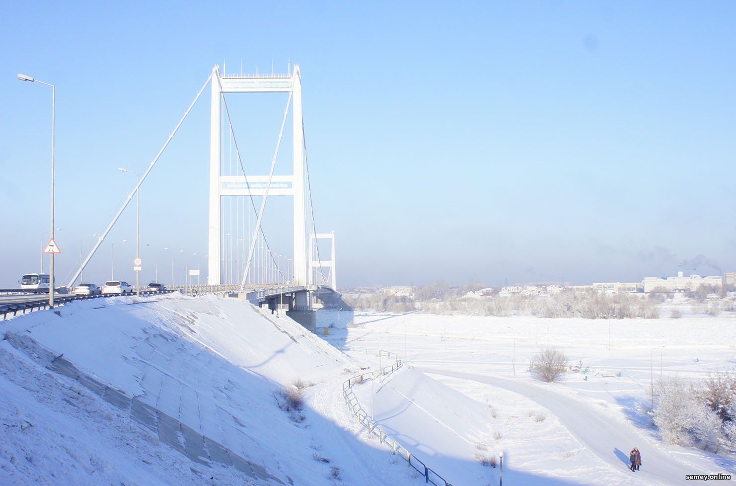 Подвесной мост зимой
