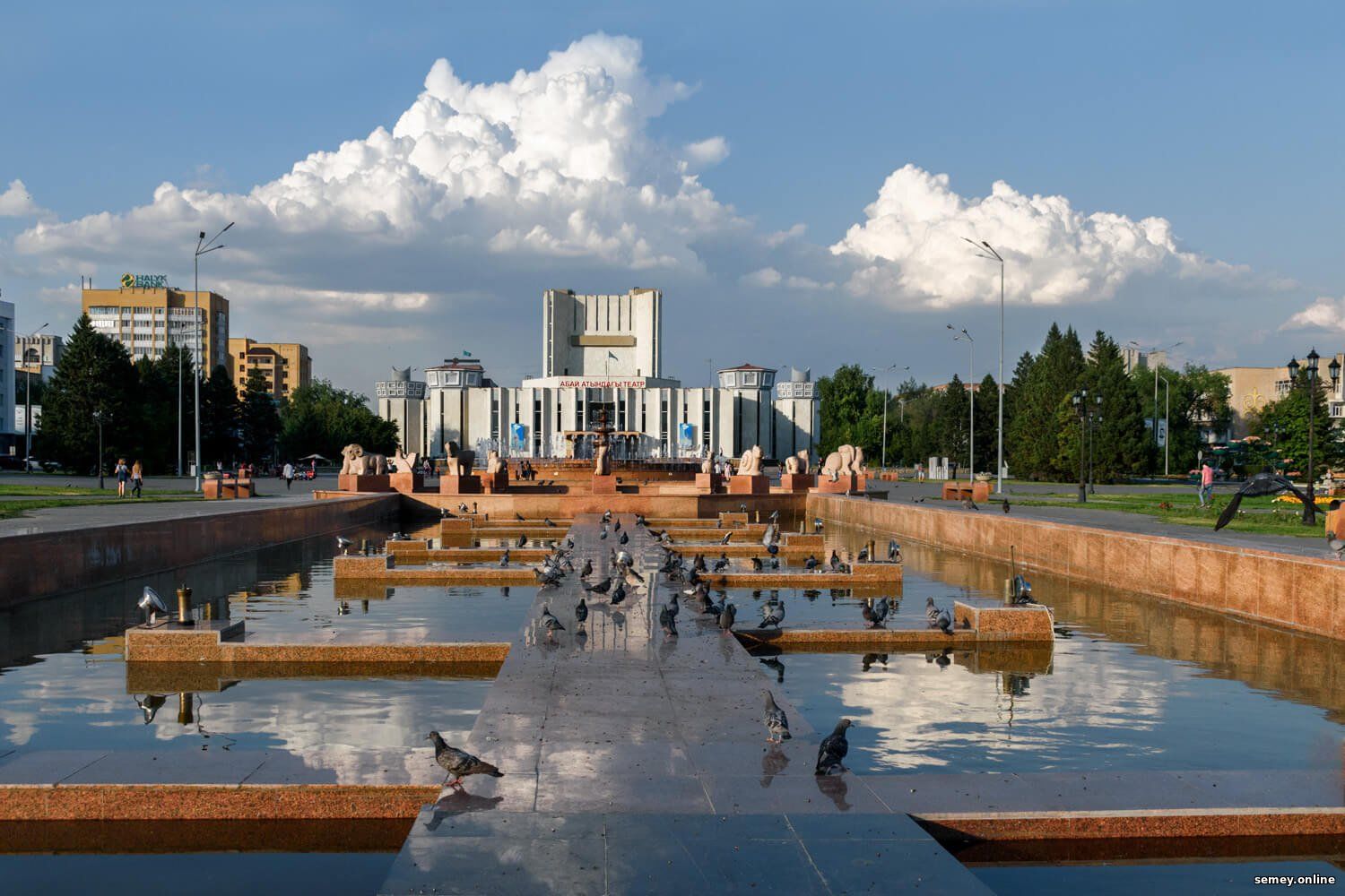 Фонтан на центральной площади (до реконструкции)