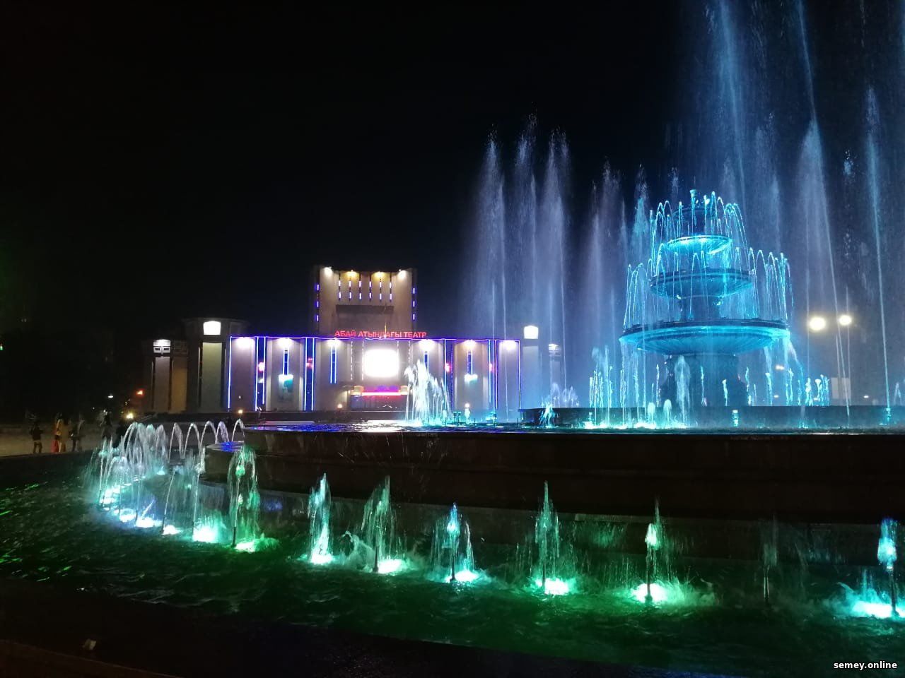 Поющие фонтаны на центральной площади